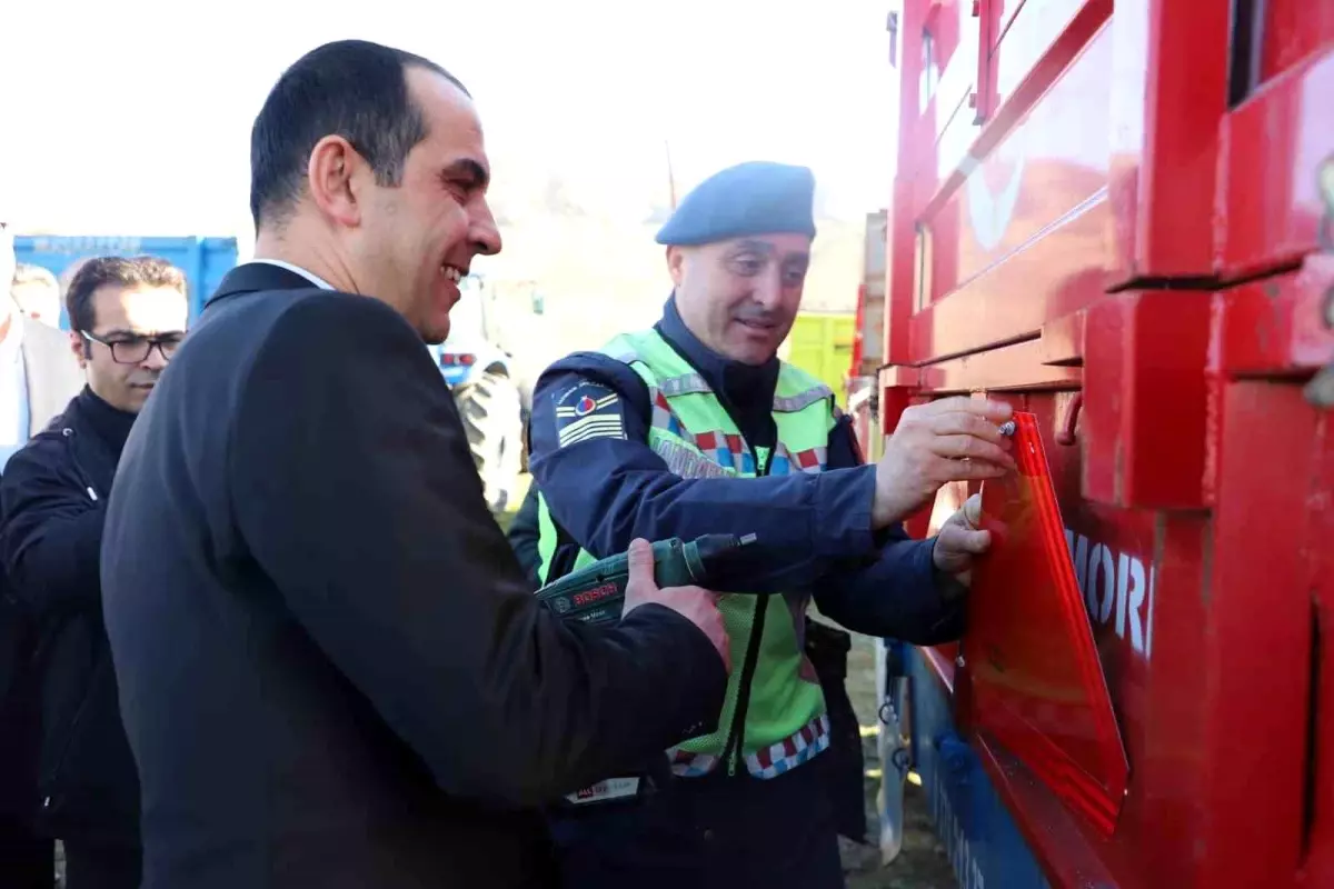 Çankırı\'da trafik kazalarını önlemek için traktör römorklarına reflektör takıldı