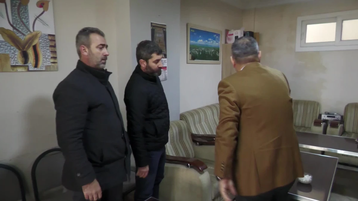 CHP İzmir İl Başkanı Şenol Aslanoğlu, silahlı saldırıda hayatını kaybeden taksi şoförünün ailesine taziye ziyaretinde bulundu