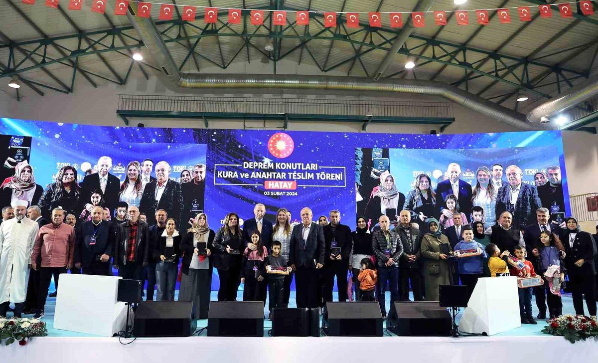 Cumhurbaşkanı Erdoğan, depremzedelere konut anahtarlarını teslim etti