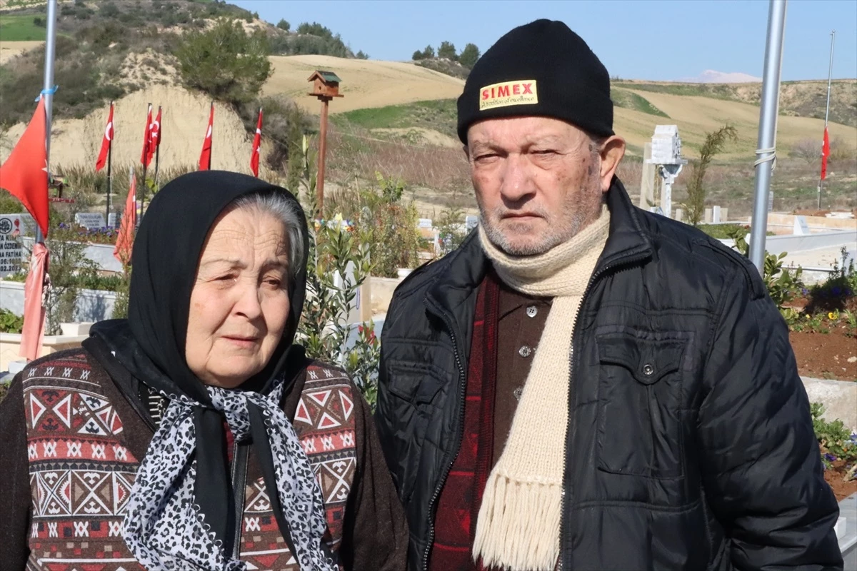 Depremde kaybettikleri ailesinin mezarını her hafta ziyaret eden çift