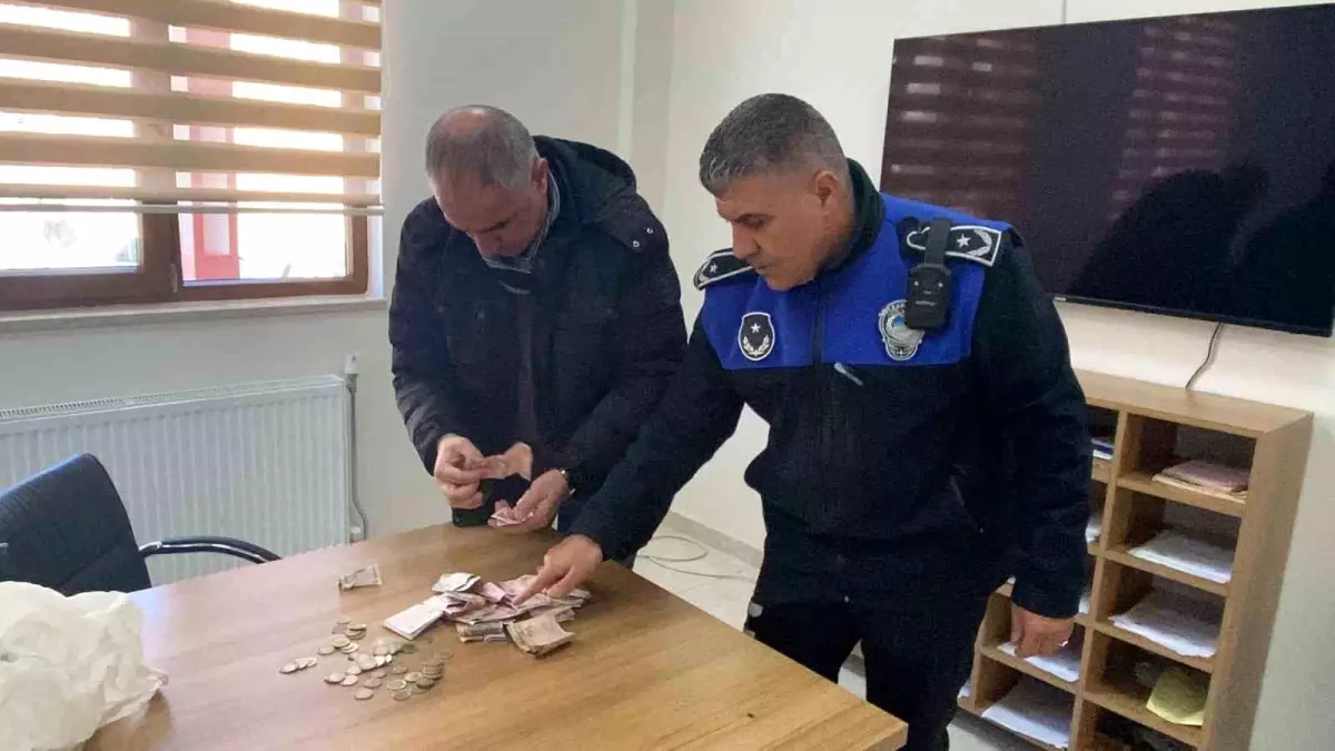 Elazığ\'da dilenci bir saatte 873 lira para topladı