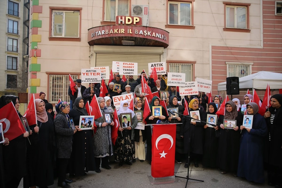 Diyarbakır anneleri HDP il binası önünde oturma eylemini sürdürüyor