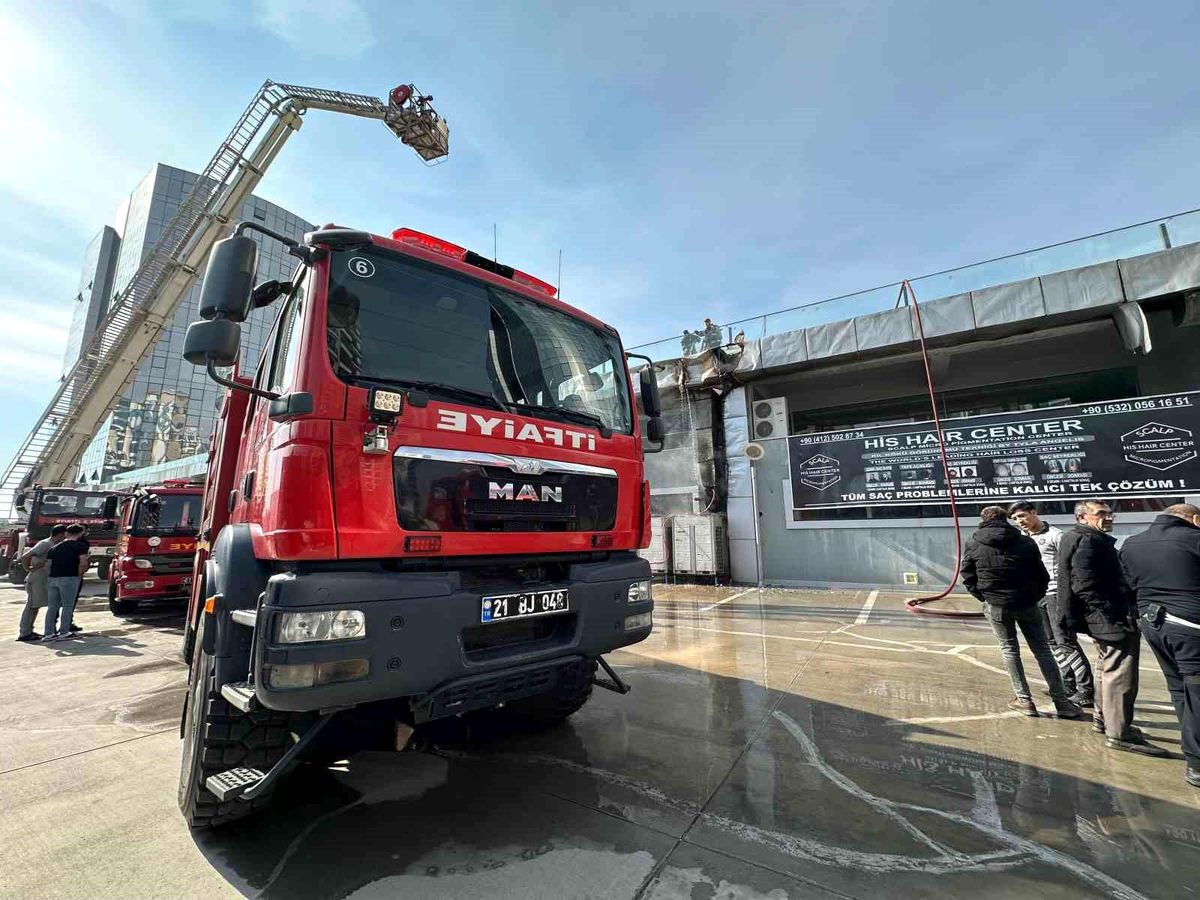 Diyarbakır\'da plazanın restoranlarında çıkan yangın söndürüldü