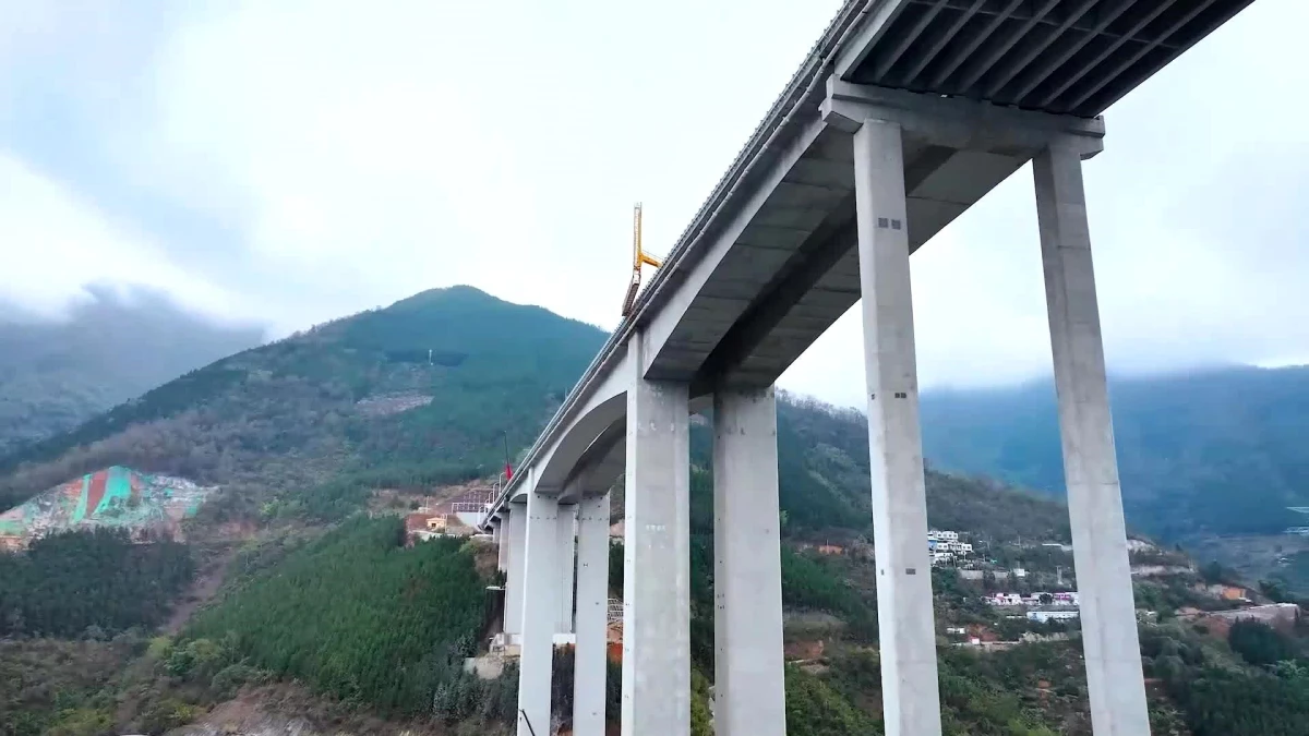 Çin\'de dünyanın en uzun çelik takviyeli beton kemerli köprüsü trafiğe açıldı