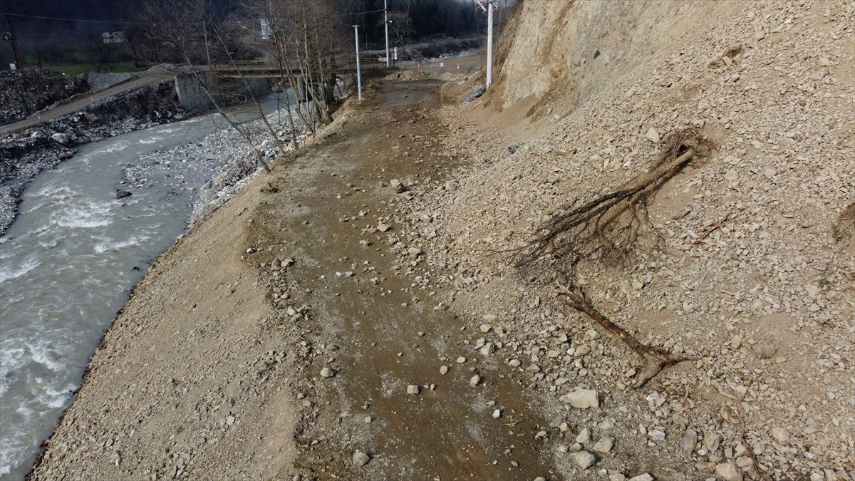 Düzce Beyköy\'de Toprak Kayması Sonucu Kapanan Yolun Açılması İçin Çalışmalar Devam Ediyor
