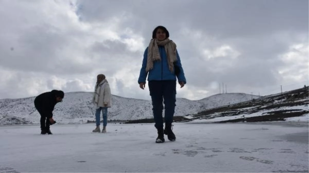 Sivas\'ta Yıldız Göleti\'nin Yüzeyi Buz Tutarak Şaşırttı