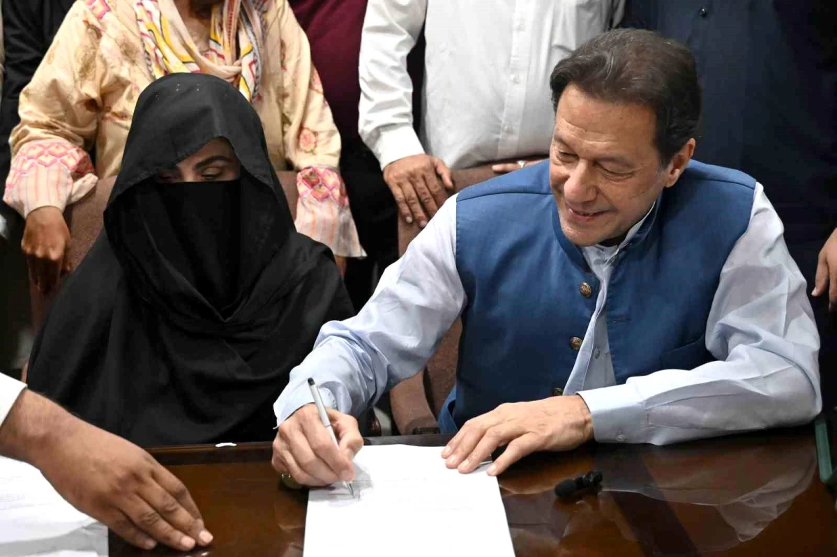 Pakistan\'da İmran Han ve eşi Büşra Khan yasa dışı evlilikten hapis cezasına çarptırıldı
