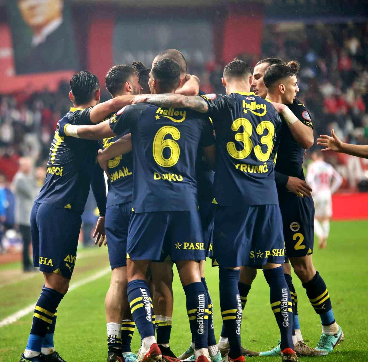 Fenerbahçe, Antalyaspor\'u deplasmanda mağlup ederek 11. galibiyetini aldı