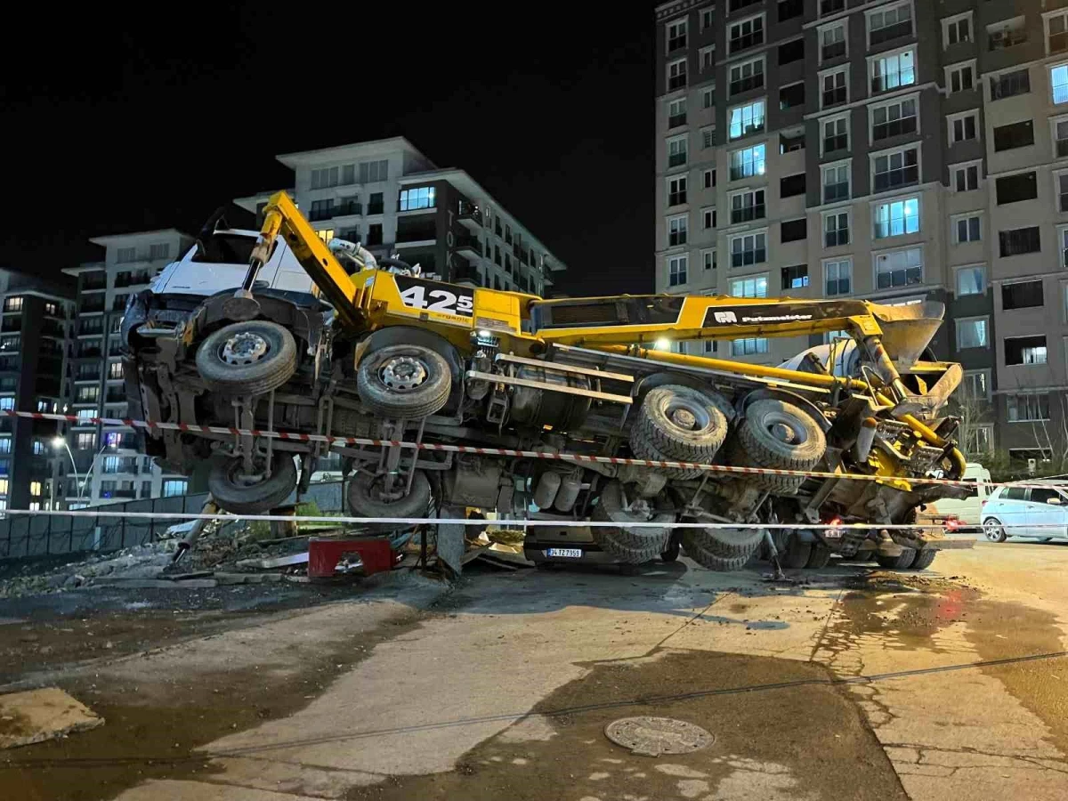 Gaziosmanpaşa\'da inşaat çalışmasında beton pompası aracı yan yattı