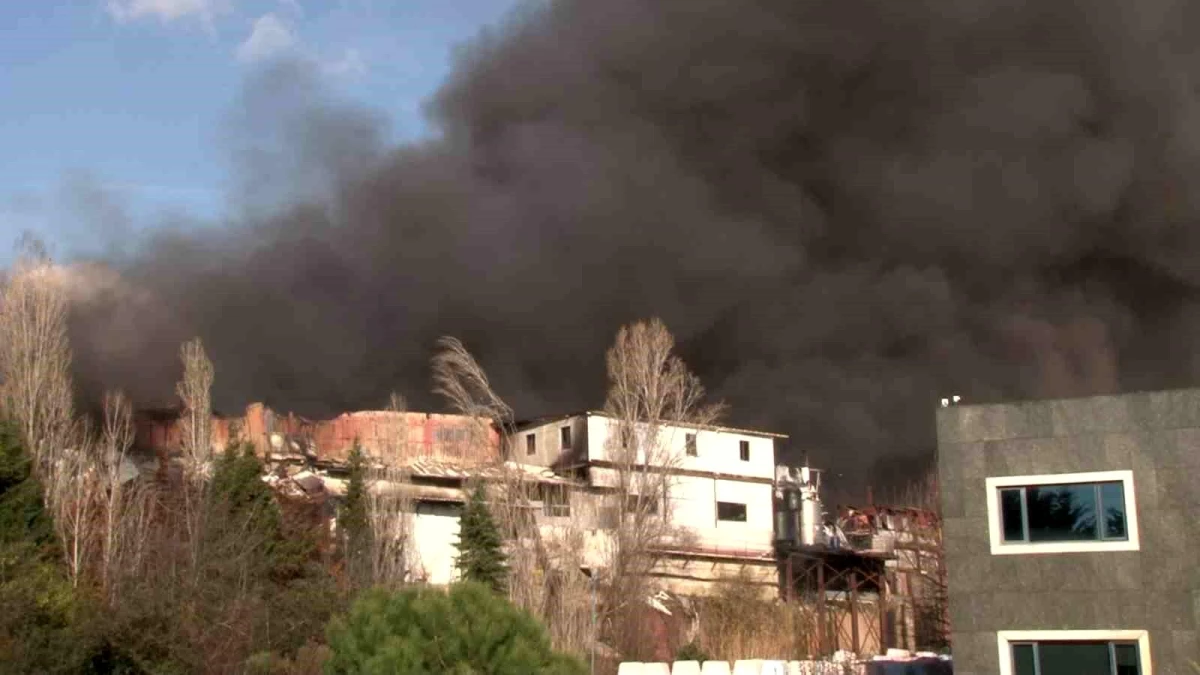 Kocaeli Gebze\'deki Kimyasal Fabrikasında Yangın Kontrol Altına Alındı