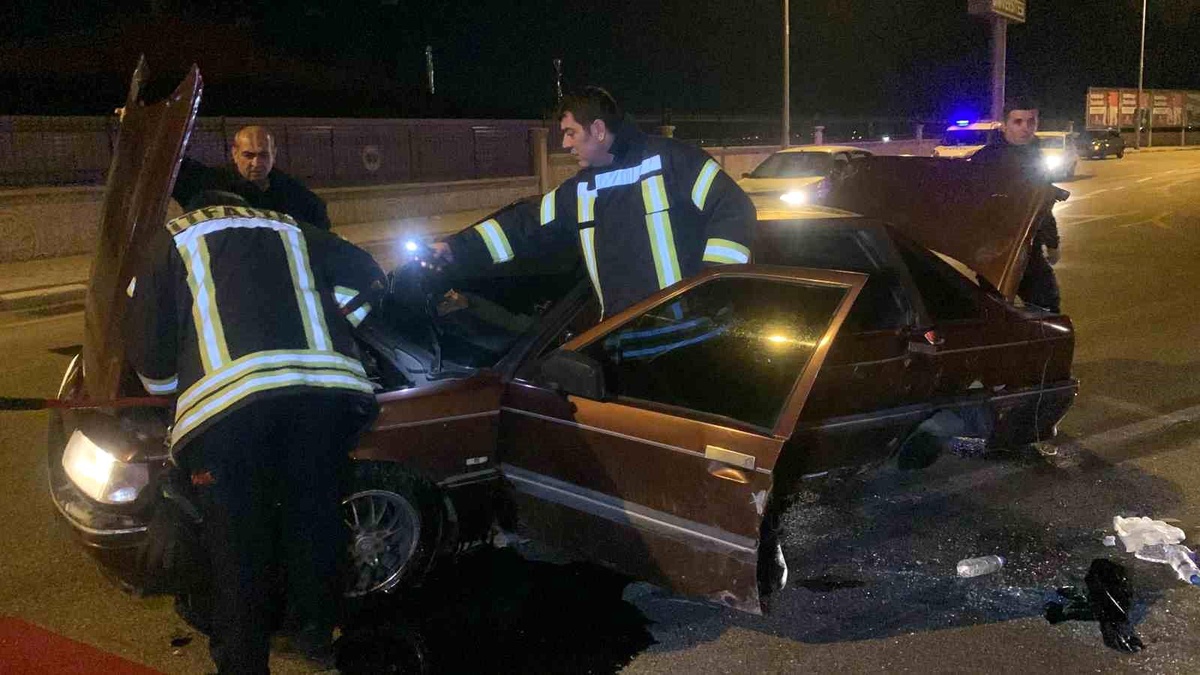 Karaman\'da Gizli Buzlanma Nedeniyle Otomobil Yan Yattı