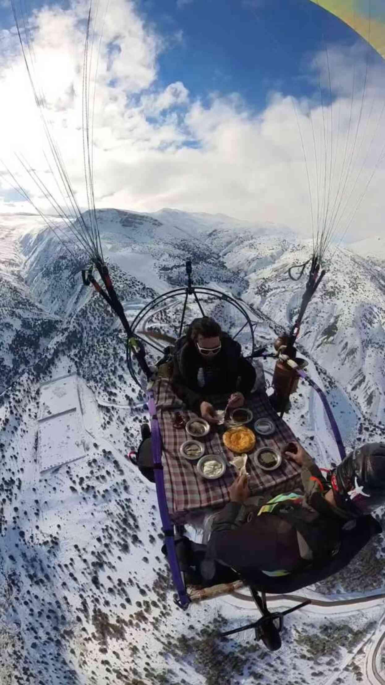 Gökyüzünde kahvaltı yapan paraşütçü, ikinci gösterisinde ölümden döndü