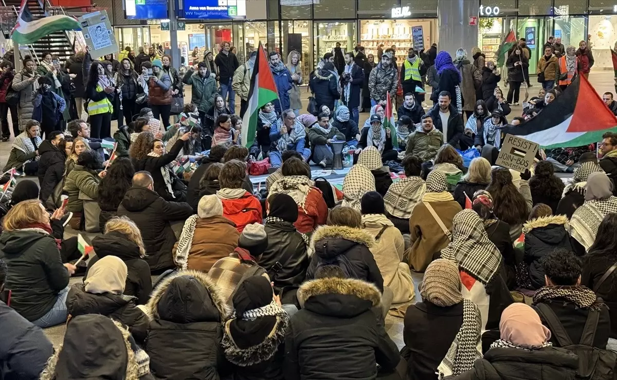 Lahey\'deki Tren İstasyonunda Filistin\'e Destek İçin Oturma Eylemi Düzenlendi