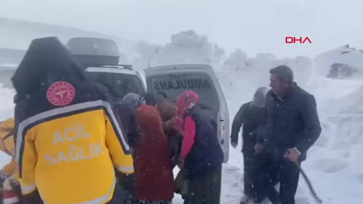 Yoğun kar yağışında köy yolları kapandı, sağlıkçılar yardıma koştu