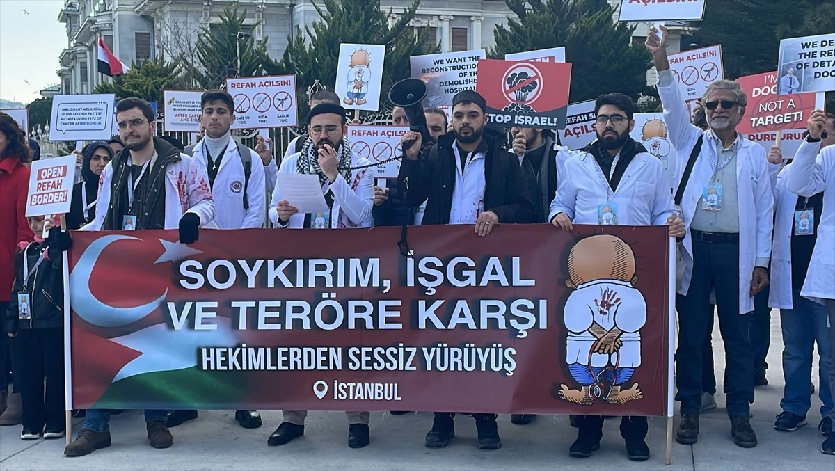İstanbul\'da Doktorlar İsrail\'in Gazze\'ye Yönelik Saldırılarını Protesto Etti