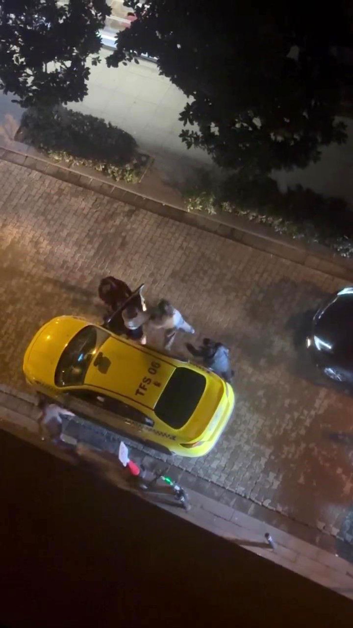 Kadıköy\'de Şahıs Kadını Zorla Taksiye Bindirmeye Çalıştı
