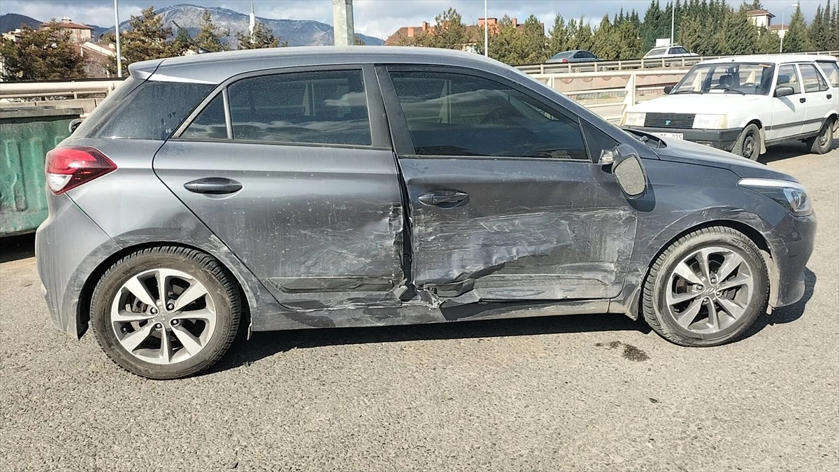 Karabük\'te iki otomobilin çarpıştığı kazada 1 kişi yaralandı