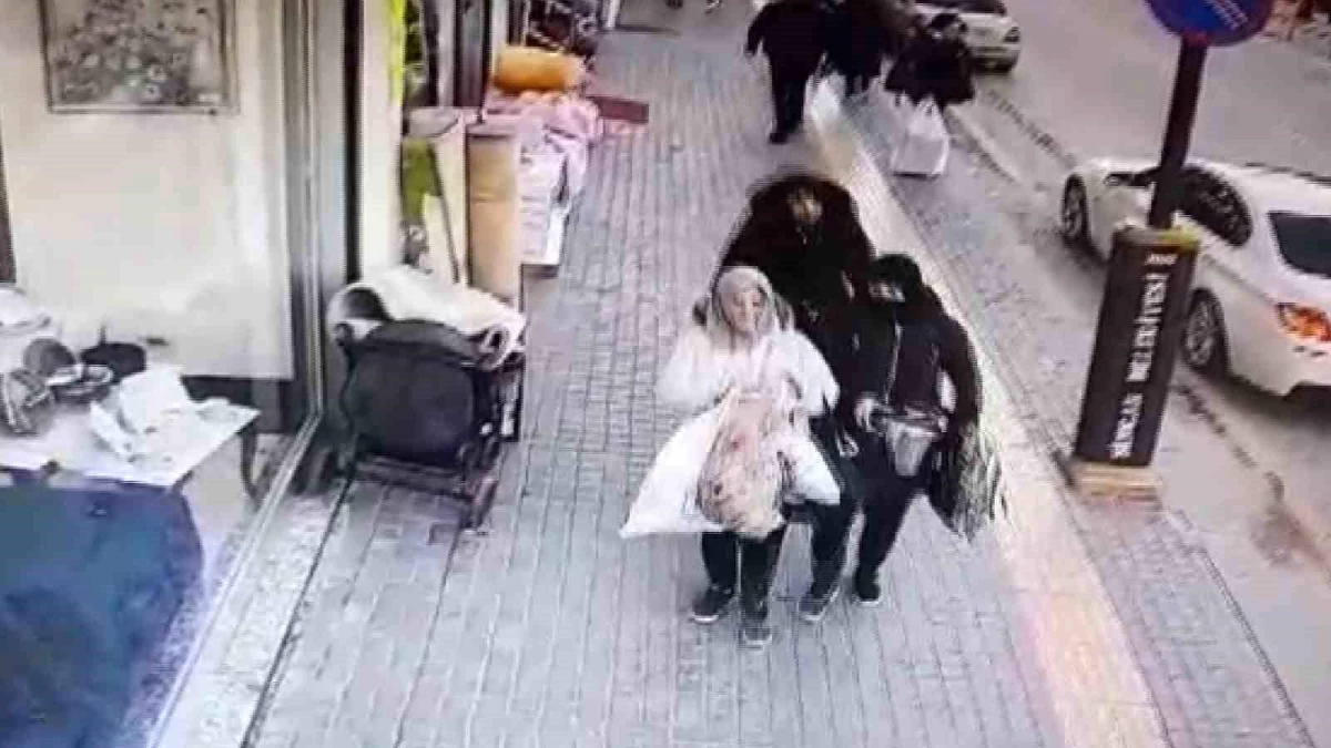 Ankara\'da 4 kadın, AVM\'den düdüklü tencere çaldı
