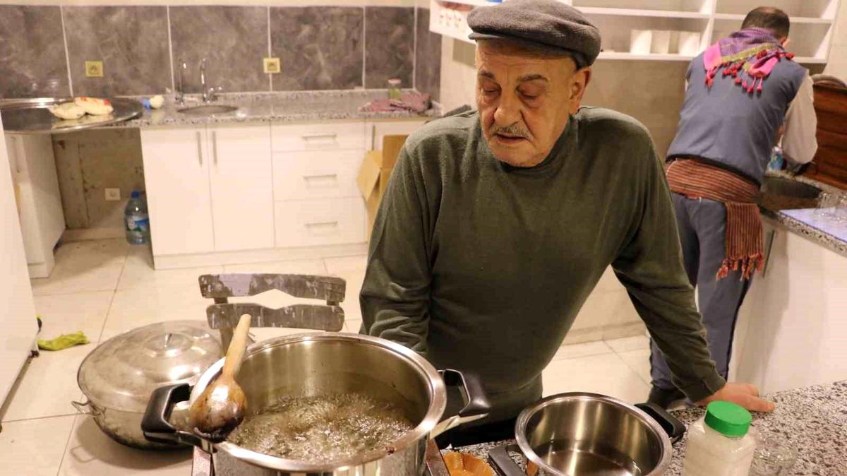 Afyonkarahisar\'ın Sandıklı ilçesinde tel helva geleneği sürüyor