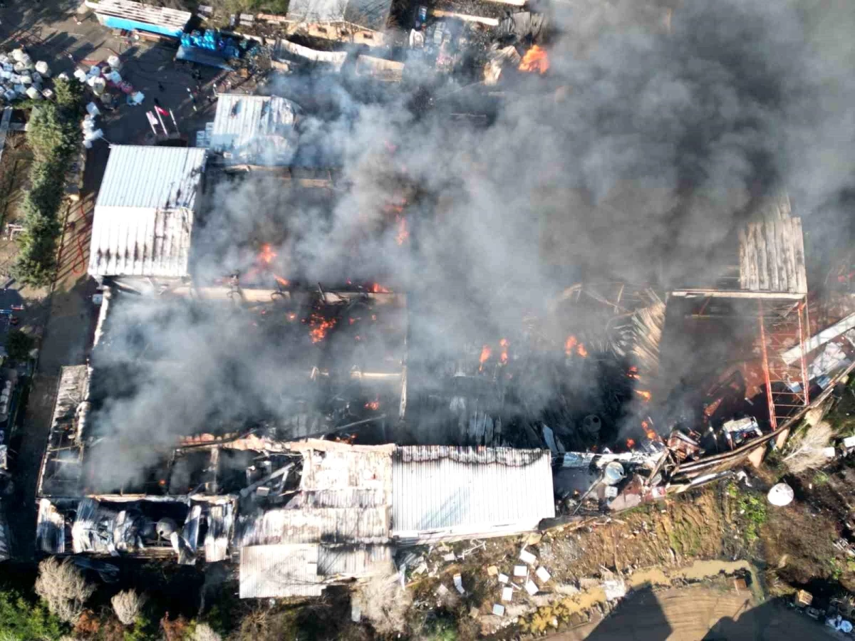 Gebze\'deki Kimyasal Fabrikasında Çıkan Yangın Kontrol Altına Alındı