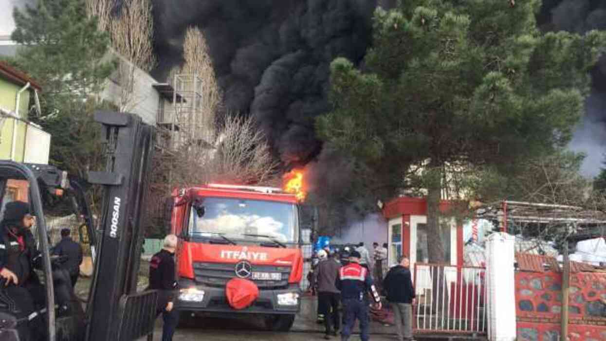 Kocaeli'de kimya fabrikasında yangın! İçeriden patlama sesleri geliyor, çok sayıda ekip olay yerinde