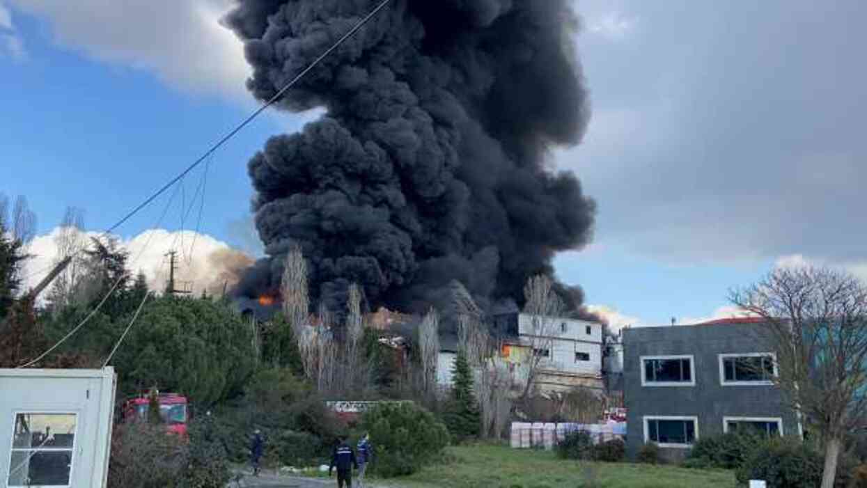 Kocaeli'de kimya fabrikasında yangın! İçeriden patlama sesleri geliyor, çok sayıda ekip olay yerinde