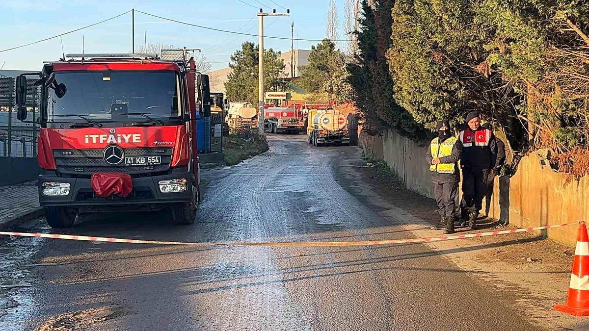 Kocaeli Gebze\'deki Kimyasal Fabrikasında Yangın Çıktı