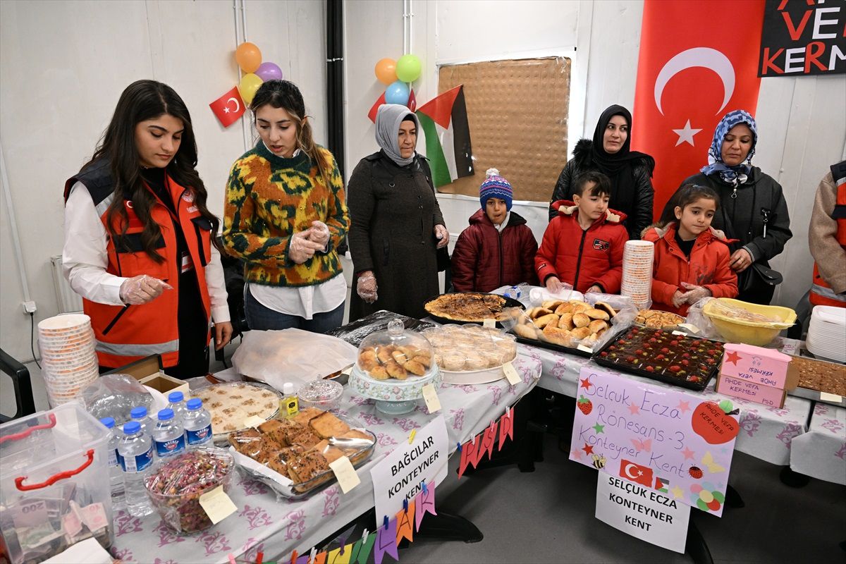 Malatya\'da depremzede kadınlar Filistin\'e yardım için kermes düzenledi