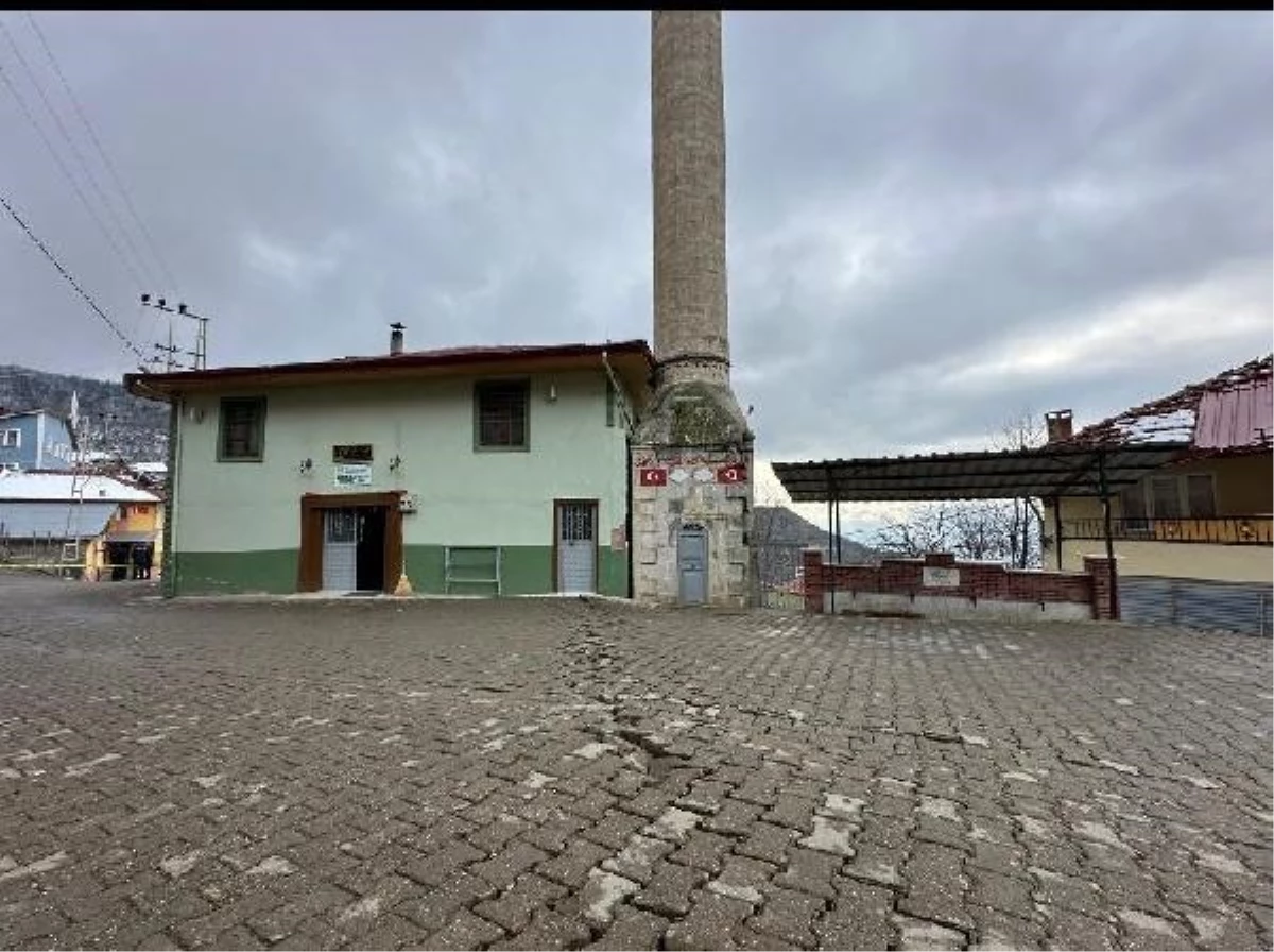 Niksar Günebakan Köyü\'nde Heyelan Nedeniyle Cami Minaresi Yıkıldı