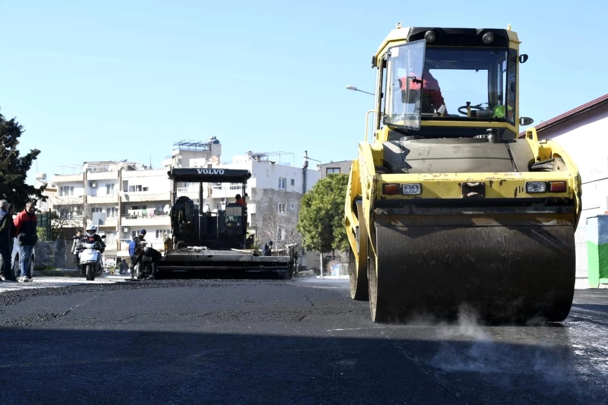 Kuşadası Belediyesi, Camiatik Mahallesi\'nin yollarını sıcak asfaltla kaplıyor
