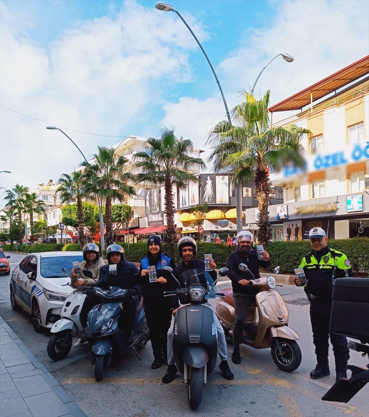 Manavgat Polisi Motosiklet Sürücülerine Kask Kullanımının Önemini Anlattı