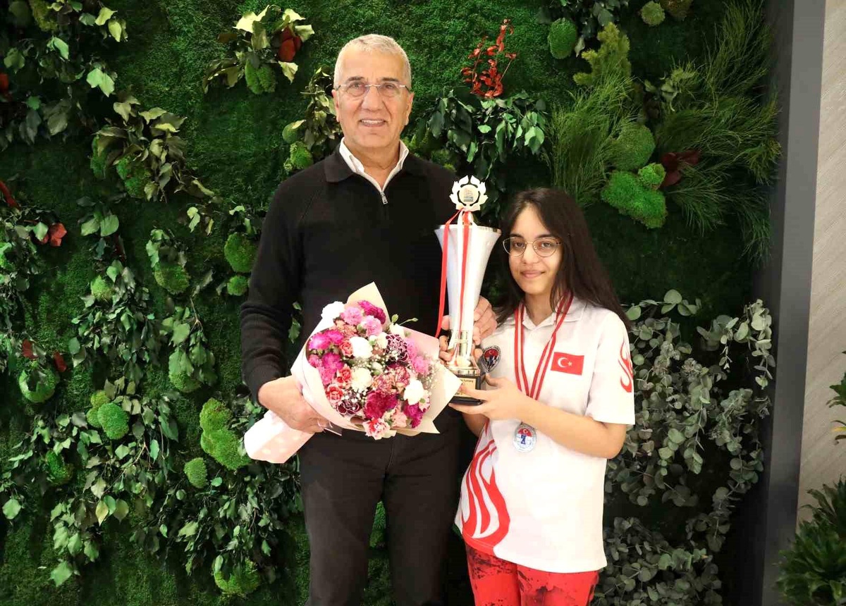 Mezitli Belediyesi Spor Kulübü Oyuncusu Ege Öz, Türkiye Küçükler ve Yıldızlar Satranç Şampiyonası\'nda Birinci Oldu