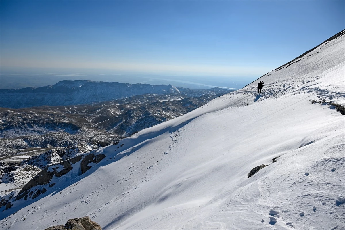 Nemrut Dağı Ören Yeri Kış Mevsiminde de Ziyaretçilerini Ağırlıyor