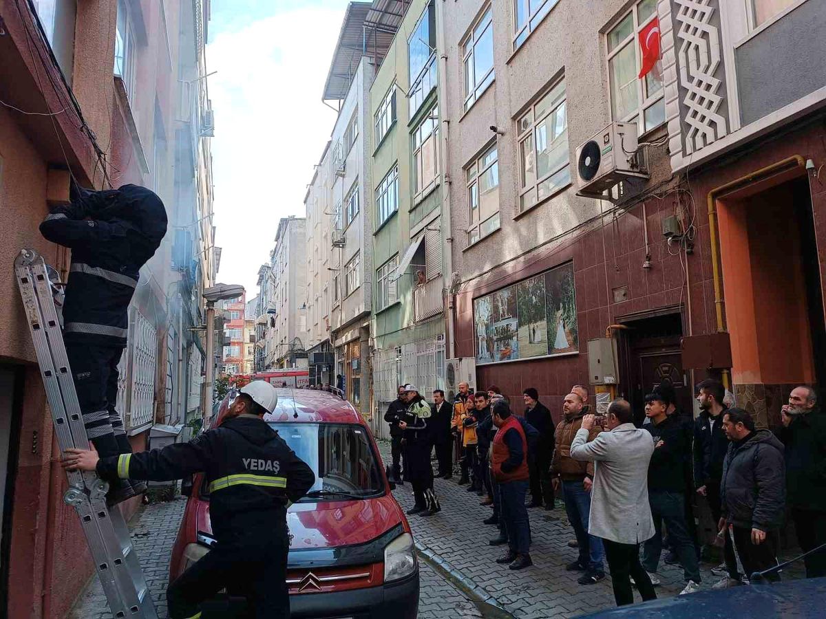 Samsun\'da evde çıkan yangında köpek son anda kurtarıldı