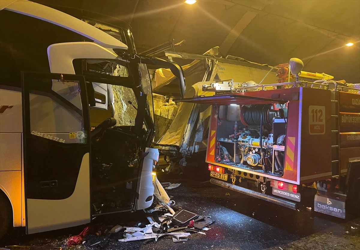 Osmaniye\'de yolcu otobüsü tıra çarptı: 1 ölü, 6 yaralı