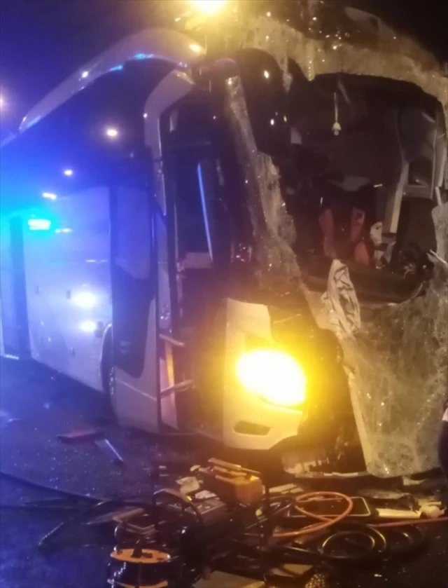 Osmaniye'de Yolcu Otobüsü Tıra Arkadan Çarptı: 1 Ölü, 6 Yaralı