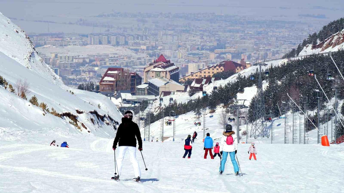 Palandöken Kayak Merkezi\'nde Yarıyıl Tatili Yoğunluğu