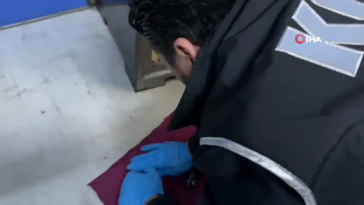 Polis işyerindeki çelik kasada 4 tabanca ve uyuşturucu madde ele geçirdi
