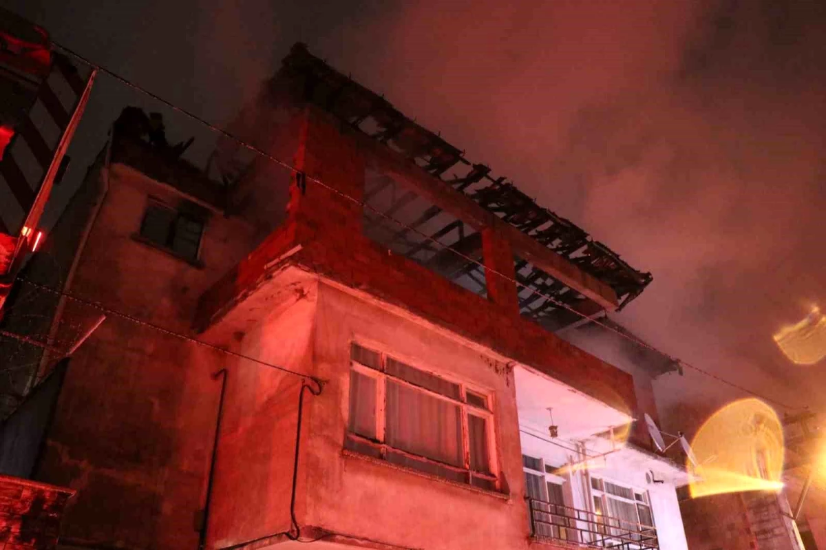 Serdivan\'da çıkan yangın mahalleliyi sokağa döktü, bir kişi yaralandı