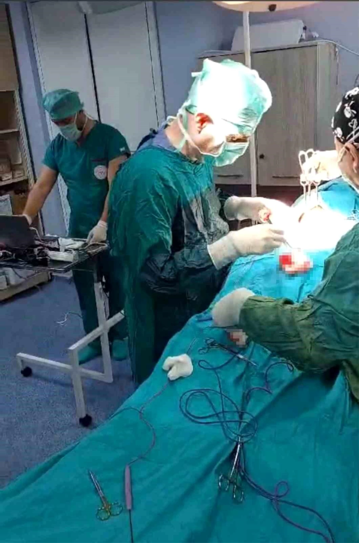 Siirt\'te Nefes Almada Zorluk Çeken Hastaya Ses Telleri Korunarak Guatr Ameliyatı Yapıldı