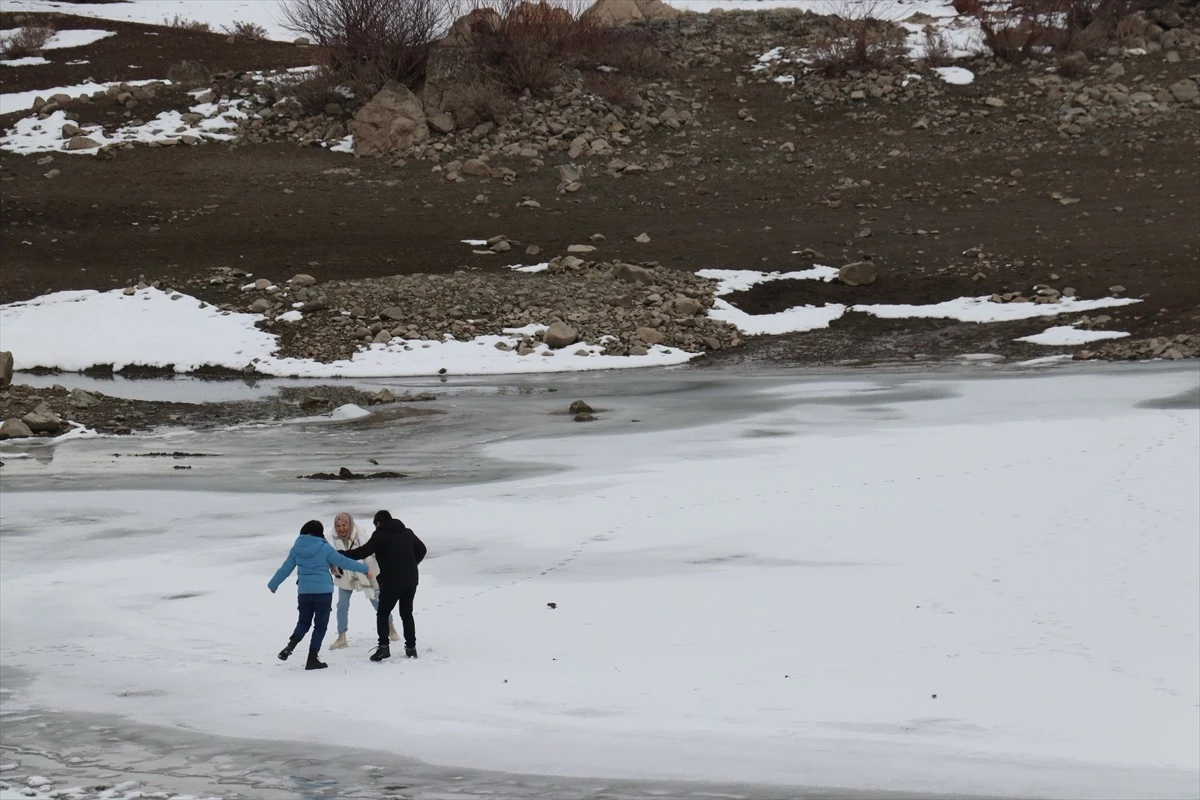 Sivas\'ta Yıldız Göleti buzla kaplandı