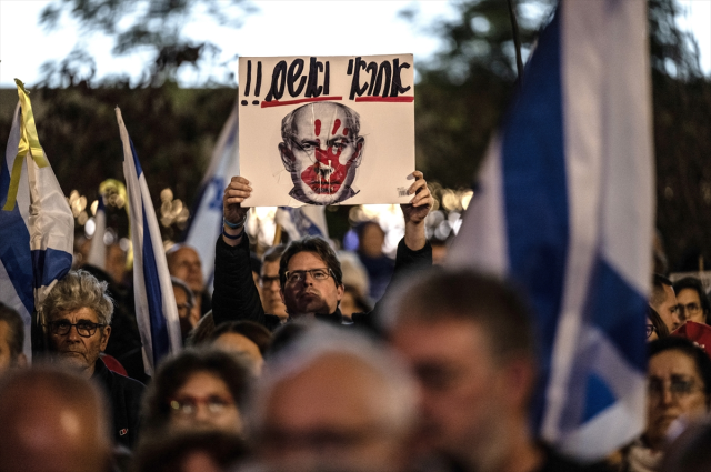 Tel Aviv'de Binlerce Kişi Netanyahu Hükümetini Protesto Etti