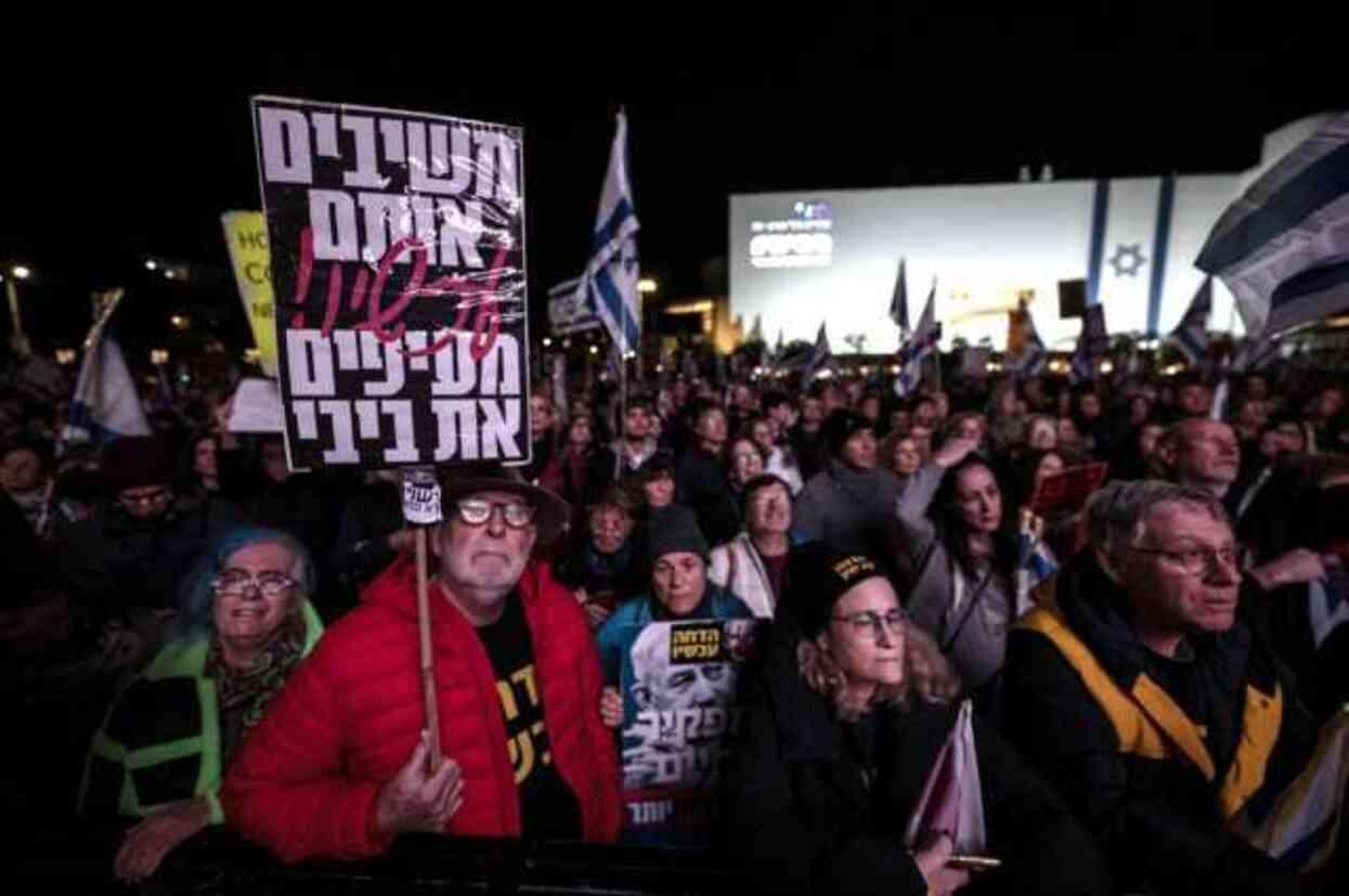 Tel Aviv'de Binlerce Kişi Netanyahu Hükümetini Protesto Etti Tel Aviv'de Binlerce Kişi Netanyahu Hükümetini Protesto Etti