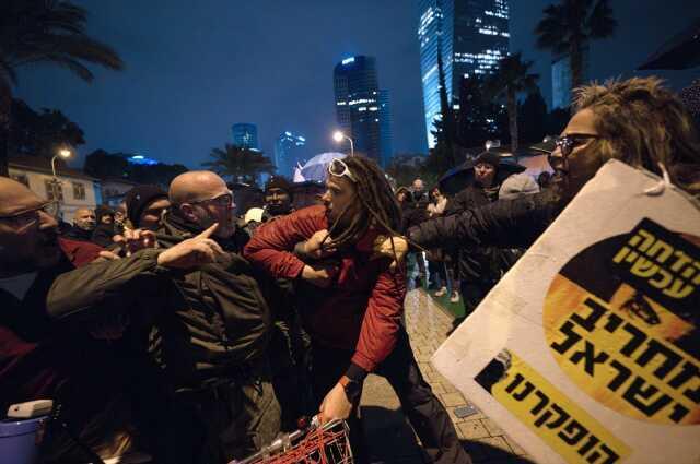 Tel Aviv'de Binlerce Kişi Netanyahu Hükümetini Protesto Etti