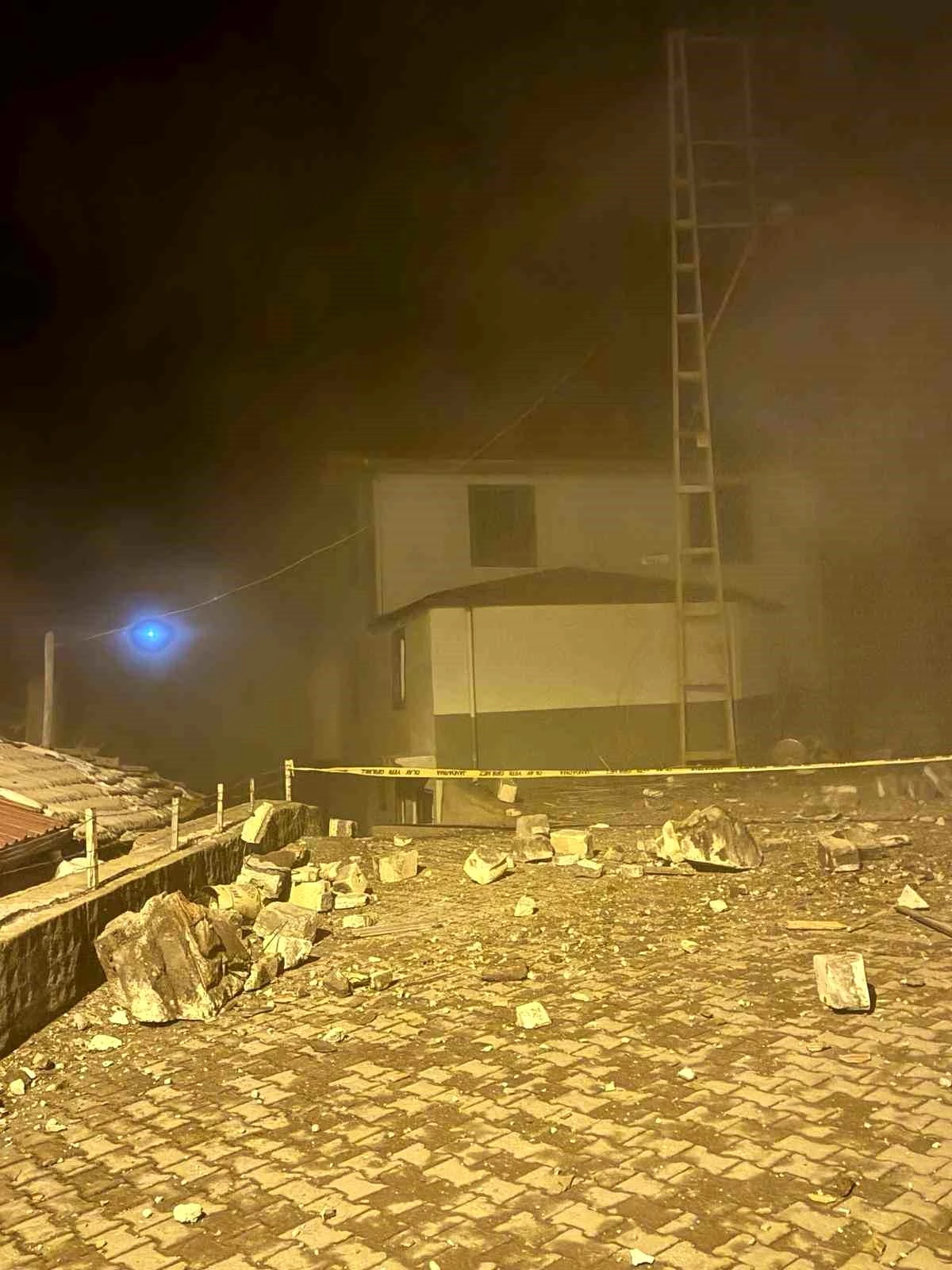 Tokat\'ın Niksar ilçesinde heyelan riski: Cami minaresi evin üzerine devrildi