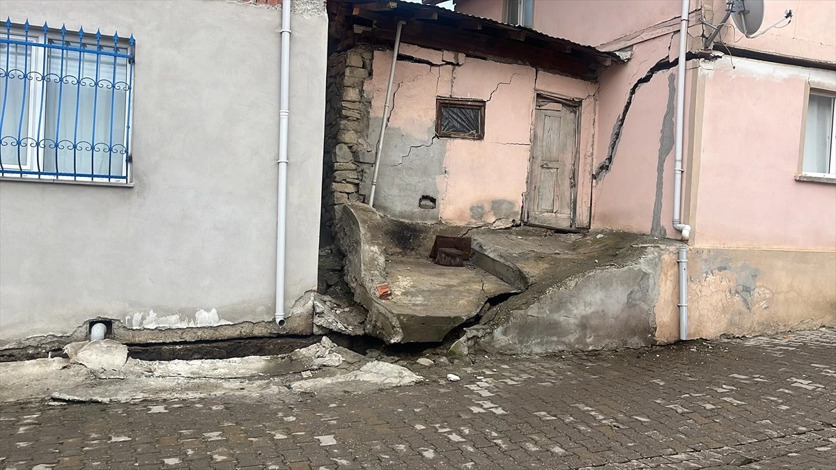 Tokat\'ın Niksar ilçesinde heyelan: 10 ev tahliye edildi, 1 cami kapatıldı