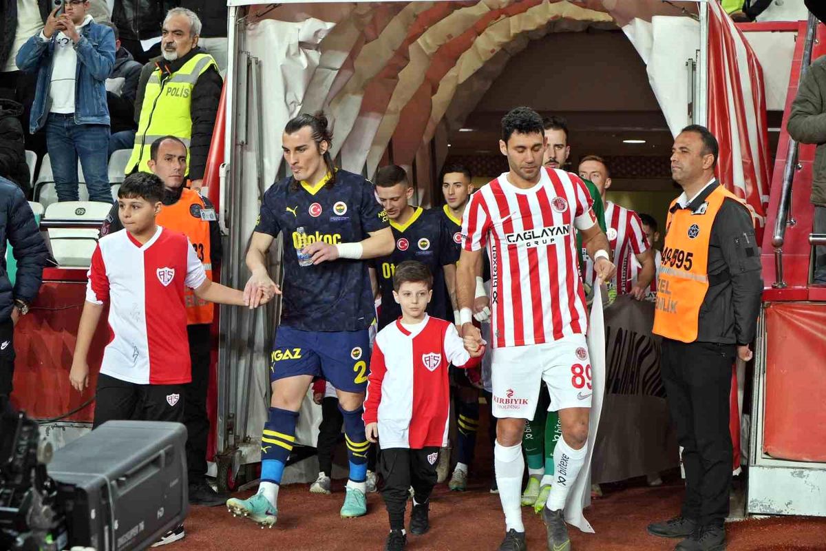 Antalyaspor ile Fenerbahçe arasındaki maçta ilk 15 dakika golsüz geçildi
