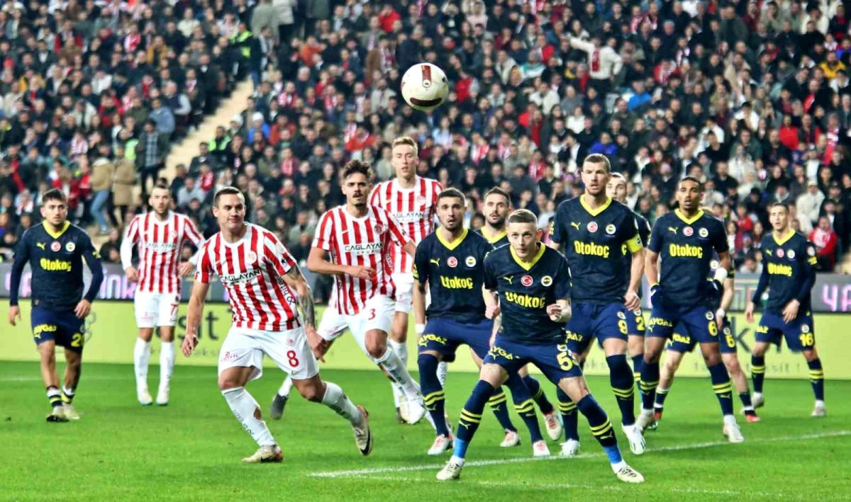 Antalyaspor - Fenerbahçe Maçının İlk Yarısı Fenerbahçe\'nin 1-0 Üstünlüğüyle Tamamlandı