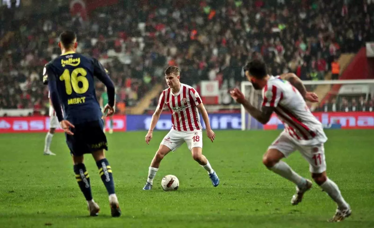 Antalyaspor 0-2 Fenerbahçe: Süper Lig\'de Fenerbahçe galibiyeti