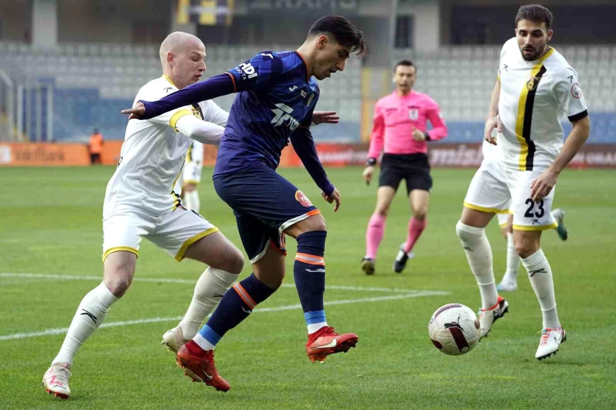 Başakşehir ile İstanbulspor arasındaki Süper Lig maçı 0-0 başladı